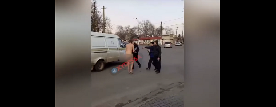 Разделась На Улице