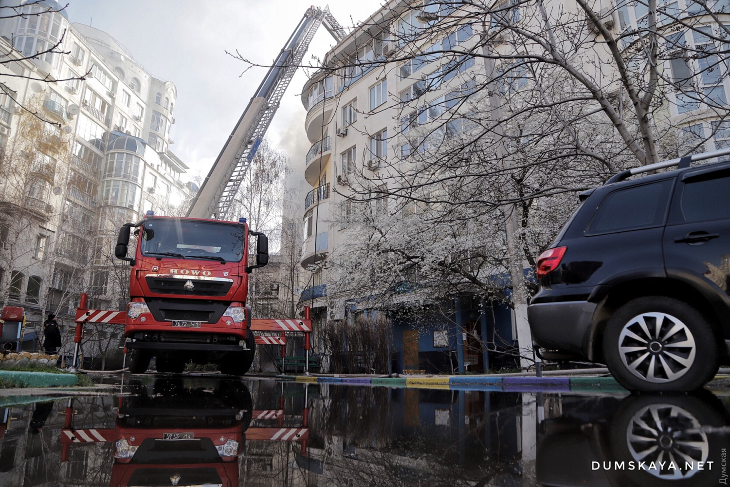 В Одессе с ночи горит жилой дом на «Вузовском», среди спасателей есть  пострадавшие (ФОТО)