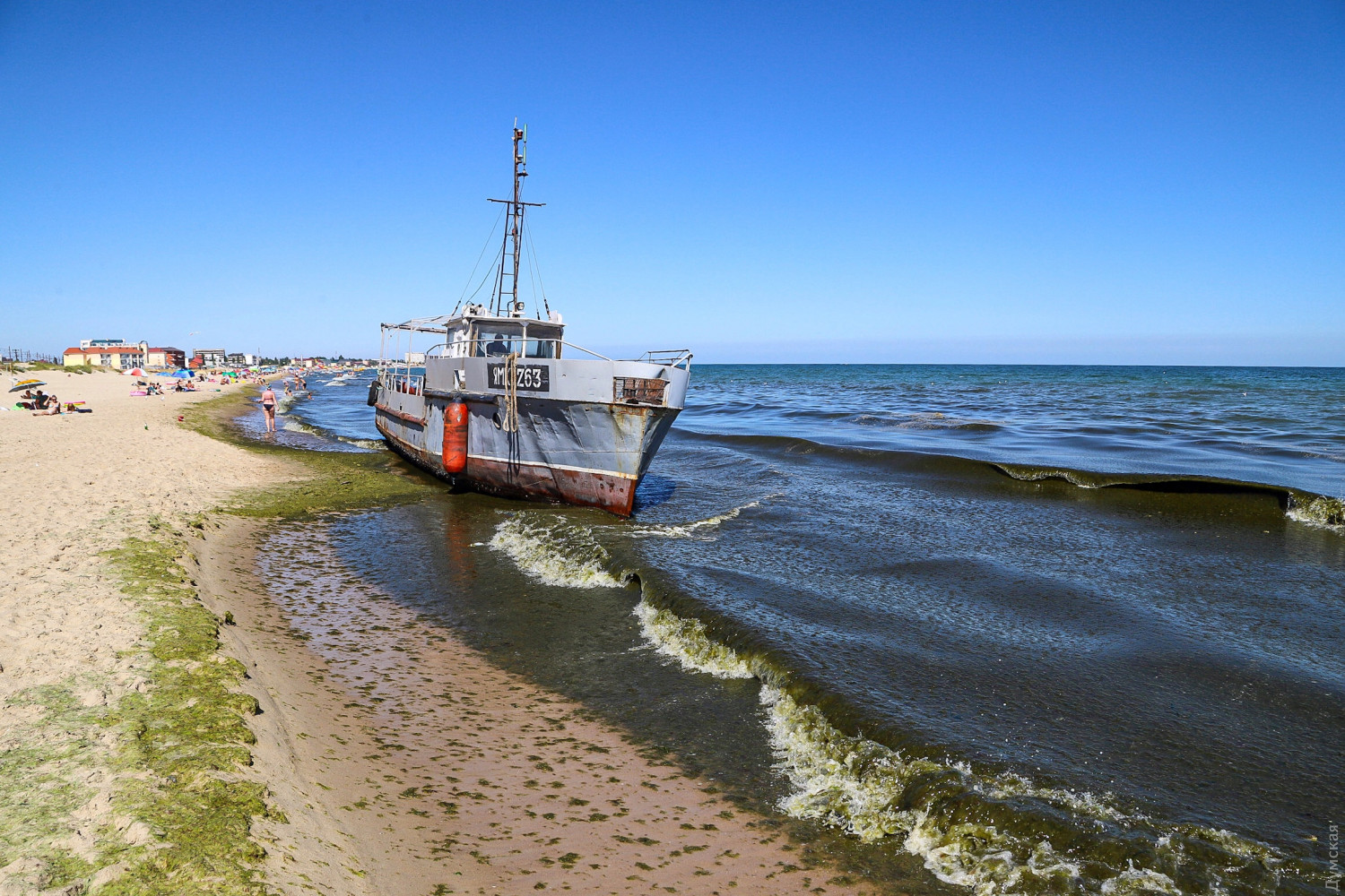 Станция морская отдых. Затока корабль. Станция морская море. Корабль на пляже в Крыму. Одесса корабль на пляже.