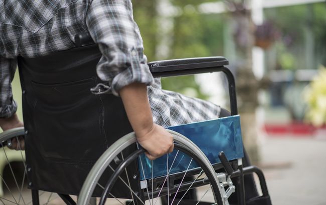 человек на инвалидной коляске
