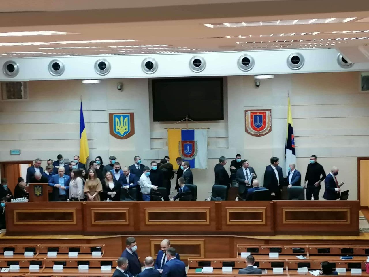 депутаты трех фракций заблокировали трибуну Одесской ОГА
