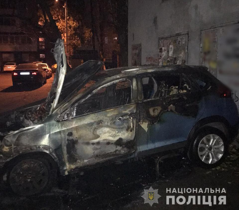 неизвестные подожгли авто на Сегедской в Одессе