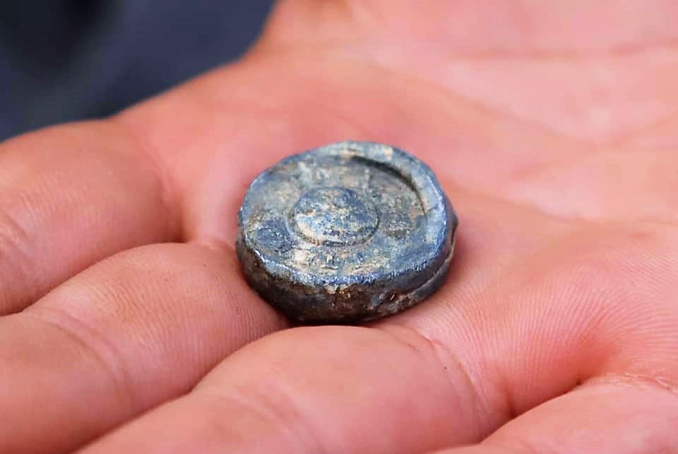 свинцовая пломба, найденная при раскопках Хаджибея