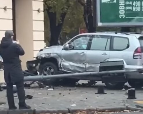 внедорожник врезался в стену дома в центре Одессы
