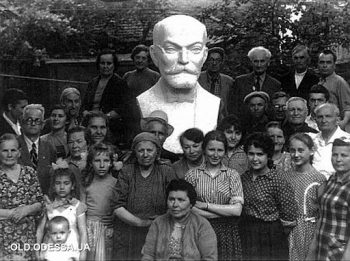 бюст во дворе
