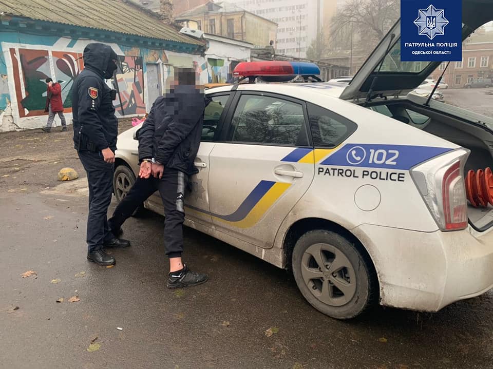 Полиция задерживает закладчика