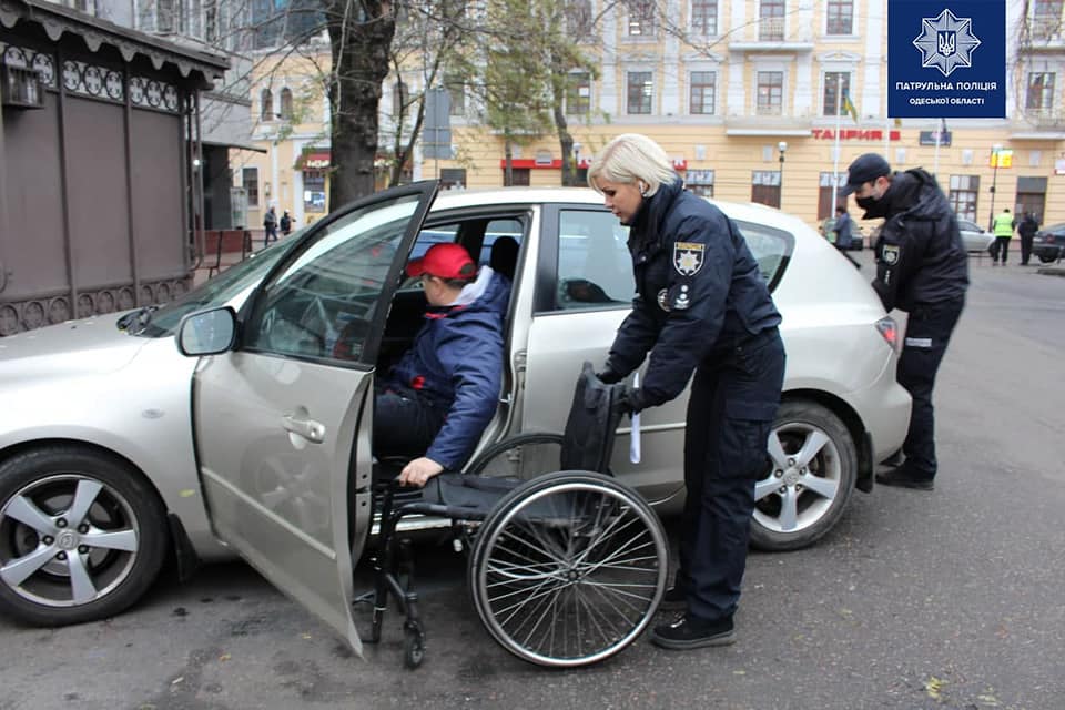 инвалид-колясочник в автомобиле