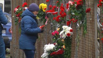 женщина кладет цветы