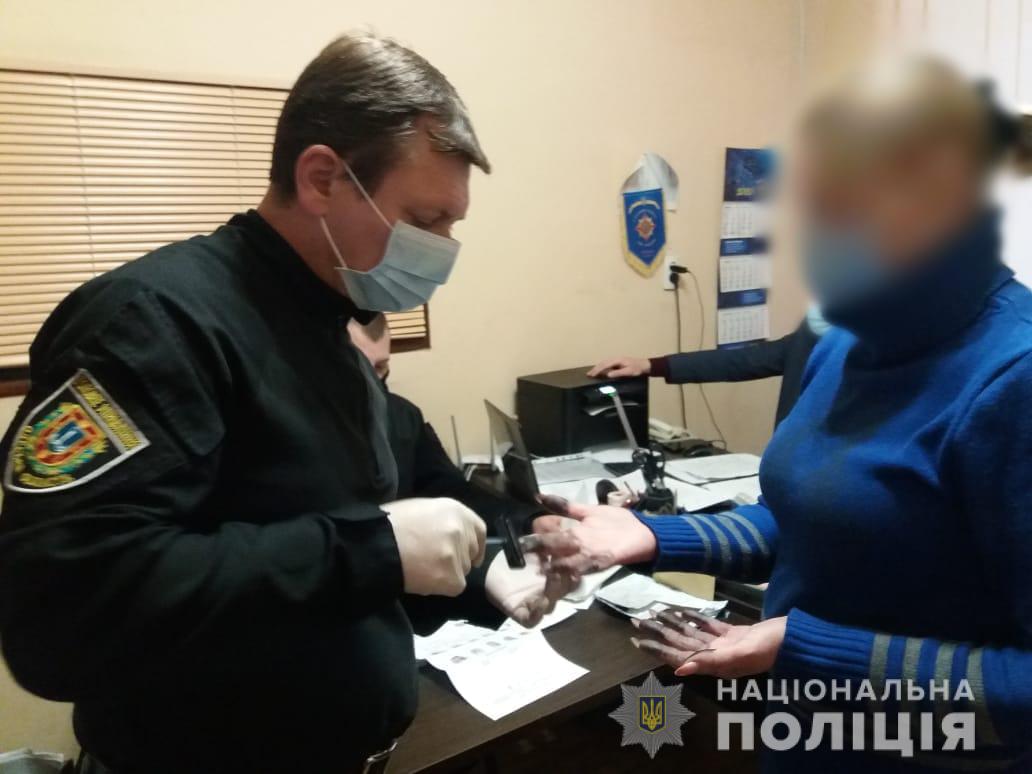 берут отпечатки пальцев