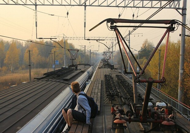подросток на крыше поезда