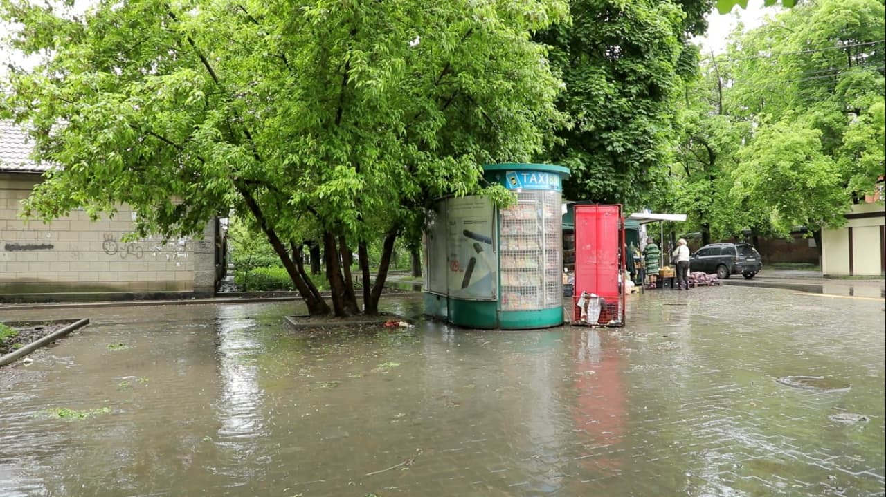 затопленный тротуар на Ядова