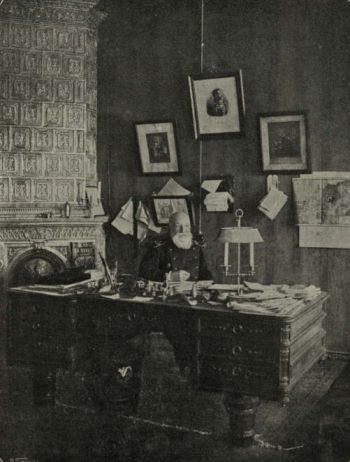 Дерюгин в кабинете