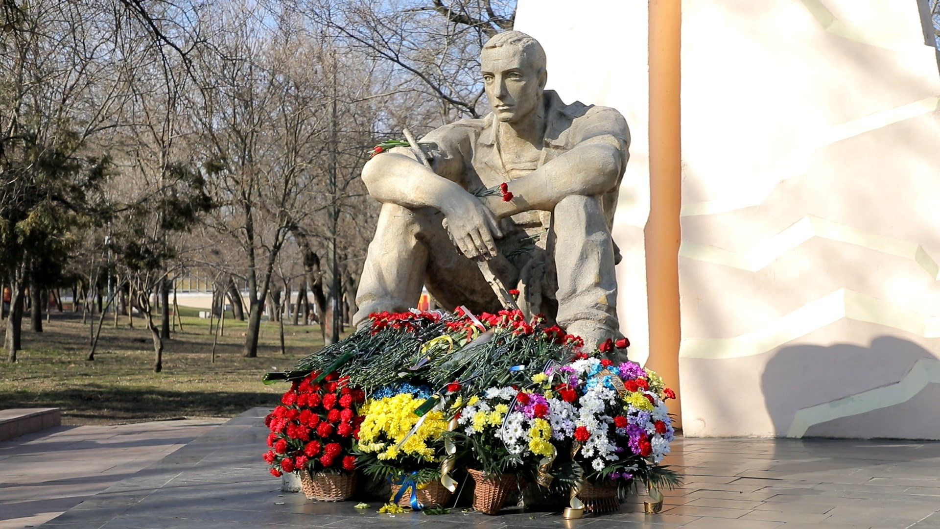 памятник интернационалисту