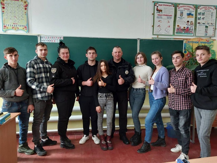На Одещині поліцейські дають школярам профорієнтаційні уроки