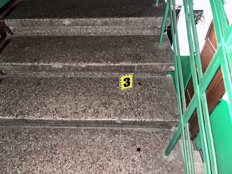 У центрі чоловік кинувся з ножем на одесита в під’їзді (фото, відео)