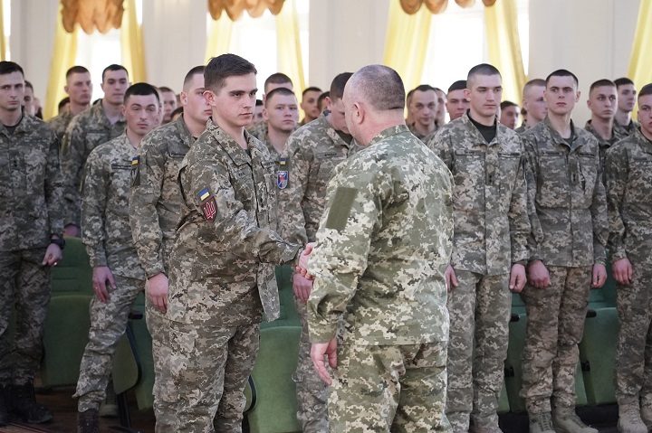 В Одесі військова академія випустила молодих лейтенантів