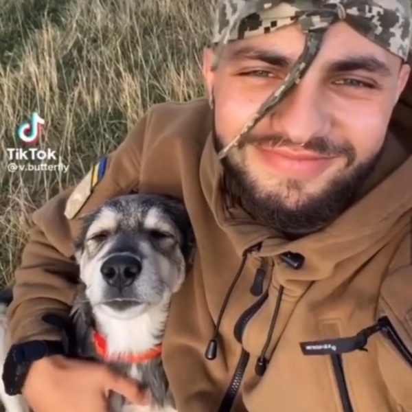 Історія порятунку: одеський військовий прихистив собаку, якого врятував (фото)