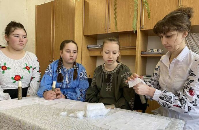 Куклы-обереги для фронта передали мастерицы из Одесщины