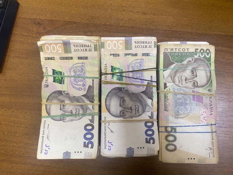 На Одещині водійка намагалася вивезти за кордон майже мільйон гривень та хімікати (фото, відео)