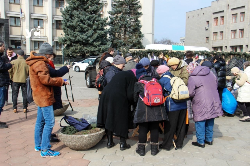 Одеські волонтери плетуть сітки на вулиці під ОДА (фото)
