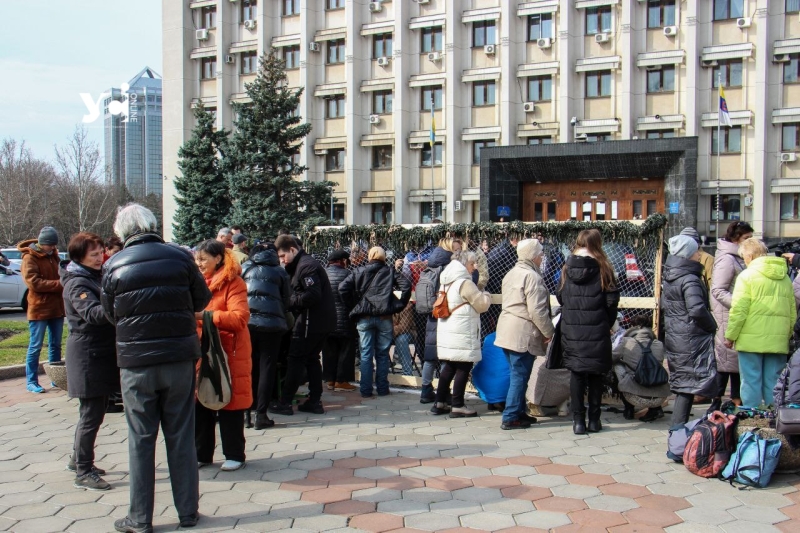 Одеські волонтери плетуть сітки на вулиці під ОДА (фото)