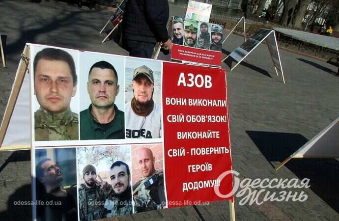 «Они еще в плену»: в одесском Горсаду прошла акция-напоминание (фоторепортаж)