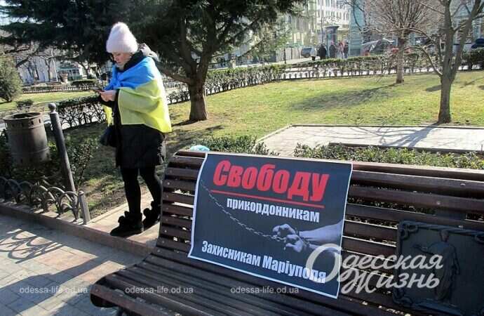 «Они еще в плену»: в одесском Горсаду прошла акция-напоминание (фоторепортаж)