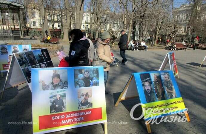«Они еще в плену»: в одесском Горсаду прошла акция-напоминание (фоторепортаж)
