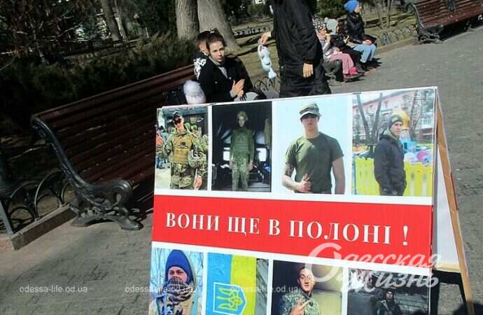«Они еще в плену»: в одесском Горсаду прошла акция-напоминание (фоторепортаж)