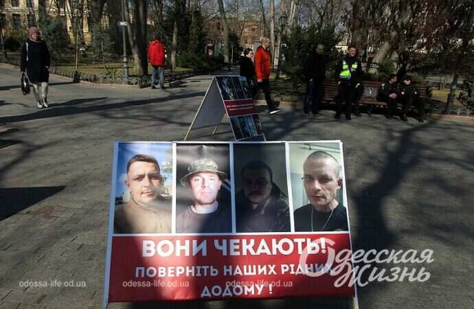 «Они еще в плену»: в одесском Горсаду прошла акция-напоминание (фоторепортаж)