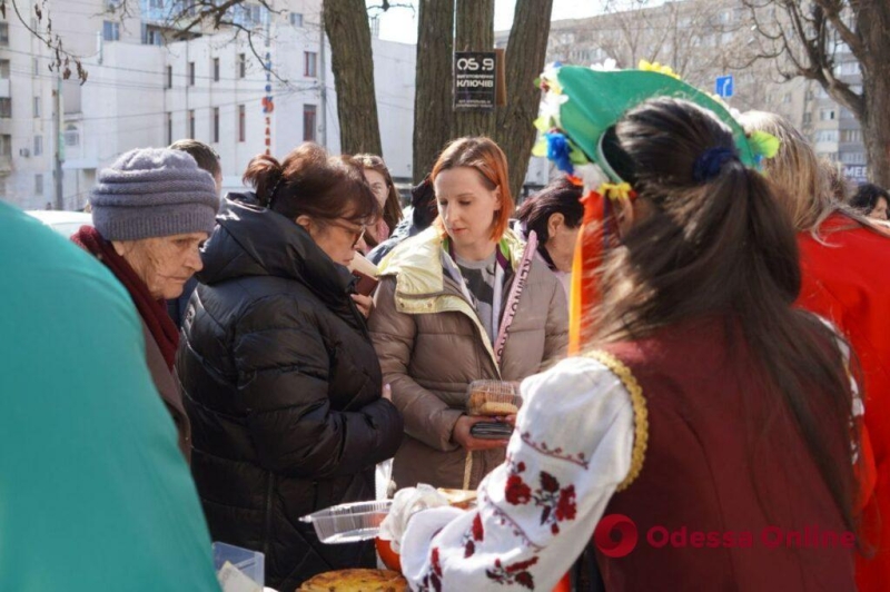 Пекли и жарили для ВСУ: в Одессе прошла благотворительная ярмарка (фоторепортаж)