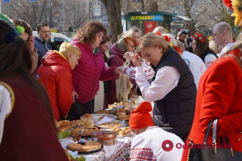 Пекли и жарили для ВСУ: в Одессе прошла благотворительная ярмарка (фоторепортаж)