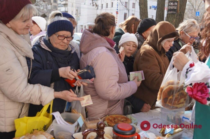 Пекли и жарили для ВСУ: в Одессе прошла благотворительная ярмарка (фоторепортаж)