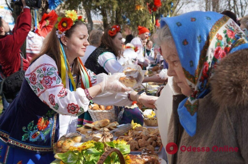 Пекли и жарили для ВСУ: в Одессе прошла благотворительная ярмарка (фоторепортаж)