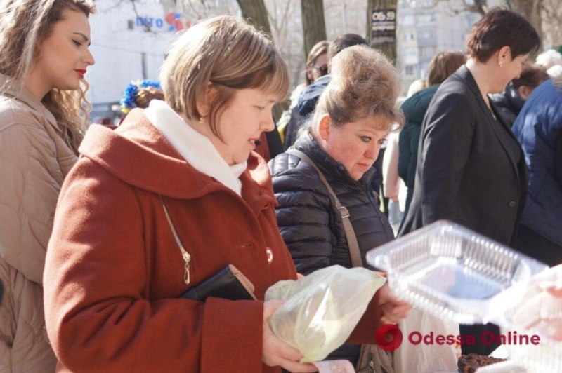 Пекли и жарили для ВСУ: в Одессе прошла благотворительная ярмарка (фоторепортаж)