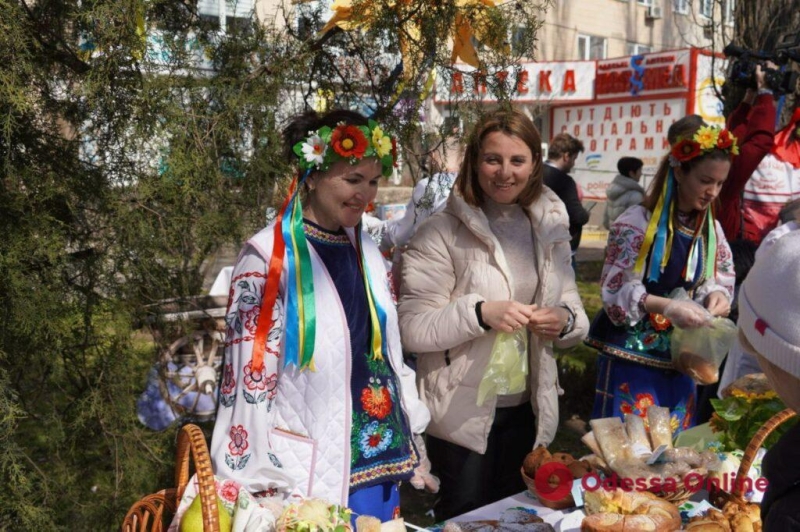 Пекли и жарили для ВСУ: в Одессе прошла благотворительная ярмарка (фоторепортаж)