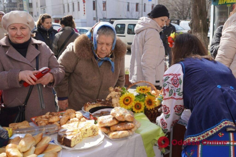 Пекли и жарили для ВСУ: в Одессе прошла благотворительная ярмарка (фоторепортаж)
