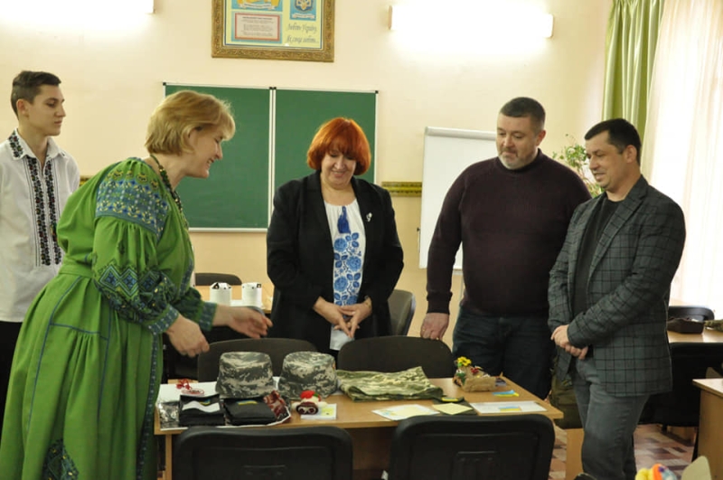 Участники Одесской областной олимпиады по трудовому обучению передали защитникам на фронт свои изделия (фото)