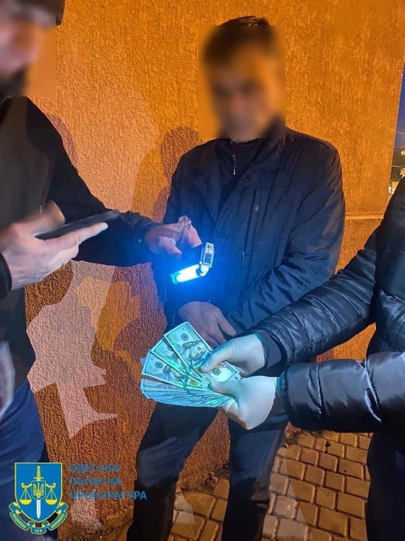 В Одесі двох чиновників затримали на хабарі – 1700 та 1000 доларів (фото)
