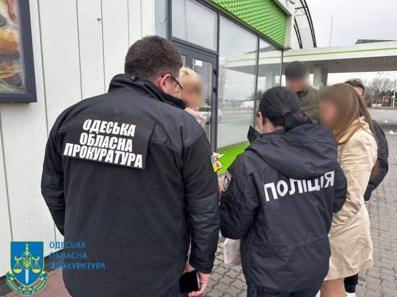 В Одесі двох чиновників затримали на хабарі – 1700 та 1000 доларів (фото)