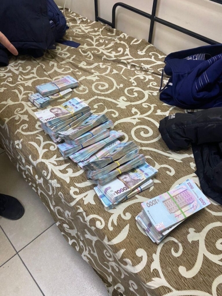 В пункте пропуска «Орловка» обнаружили пассажира, который «утеплился» 2,2 миллионами гривен