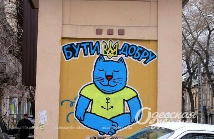 Военный март в центре Одессы: манящие витрины и настенные котики (фоторепортаж)