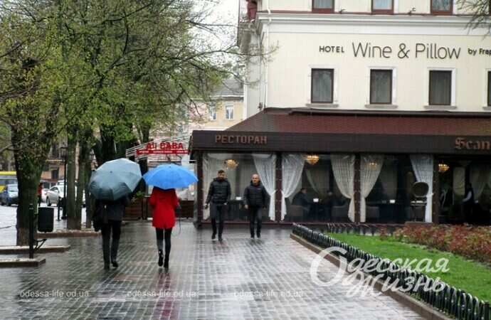 Апрель в Одессе: весенний дождь, цветы и «зеленка» (фоторепортаж)