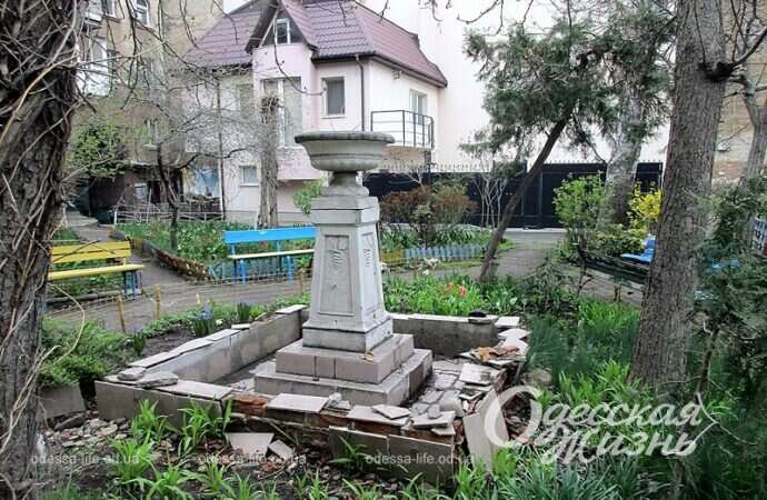 Дом энергетиков в Одессе: сад с камнями, забракованная башня и ода черному коту (фото)