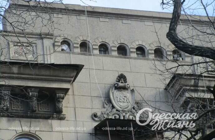 Дом энергетиков в Одессе: сад с камнями, забракованная башня и ода черному коту (фото)