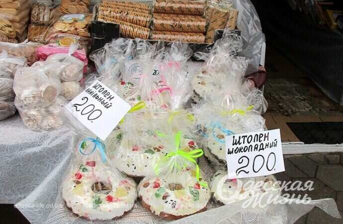 На Новом базаре в Одессе уже продают нечерствеющие паски и штоллены-панеттоне (фоторепортаж)