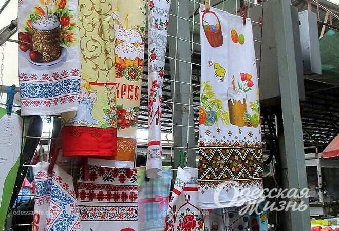 На Новом базаре в Одессе уже продают нечерствеющие паски и штоллены-панеттоне (фоторепортаж)