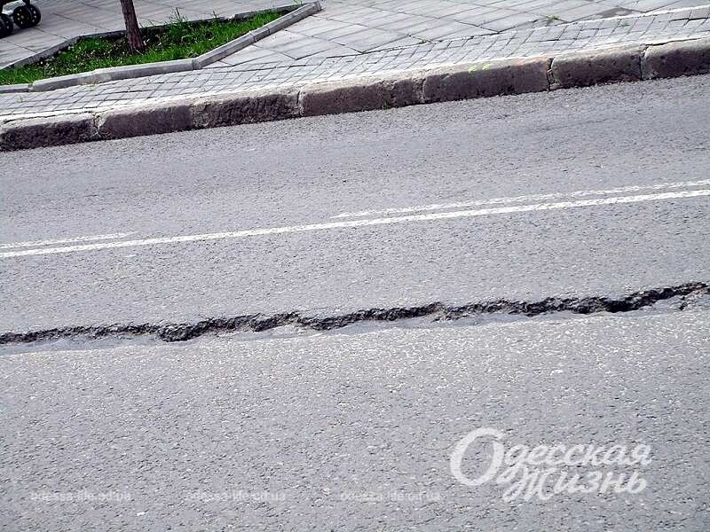 На спуске Маринеско может остановиться движение трамваев: там просела почва (фоторепортаж)