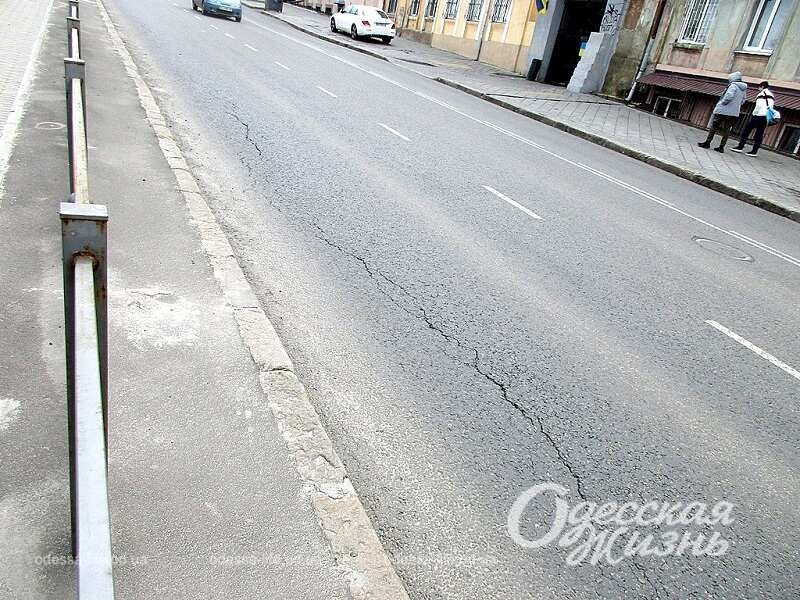 На спуске Маринеско может остановиться движение трамваев: там просела почва (фоторепортаж)
