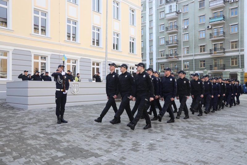 В Одесі молоді офіцери поліції отримали свої перші погони (фото)
